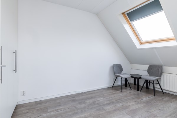 Foto - Te koop: Op goede en in geliefde woonwijk in Voerendaal gelegen halfvrijstaande bovenwoning (type B3 maisonnette), met o.a. dakterras, separate berging op de begane grond en eigen parkeerplaats. 
